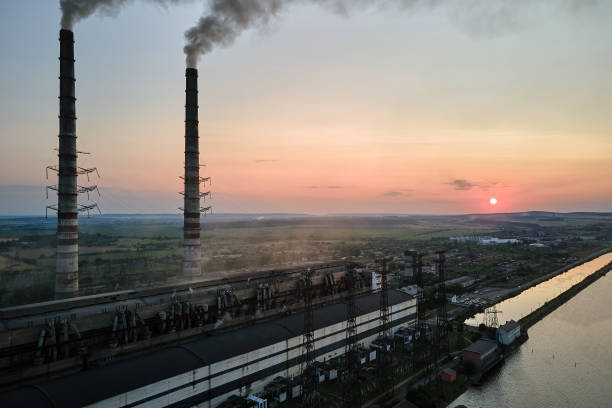 vista aérea de canos altos de usinas de carvão com fumaça preta poluindo atmosfera. produção de eletricidade com conceito de combustível fóssil - vapor trail night sky sunset - fotografias e filmes do acervo