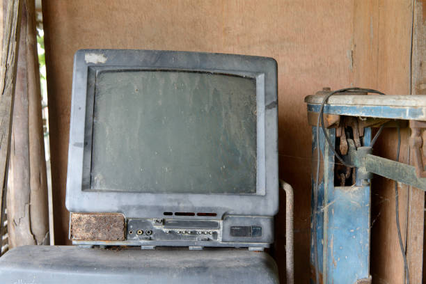 istock old useless television under a layer of dust 1414559352