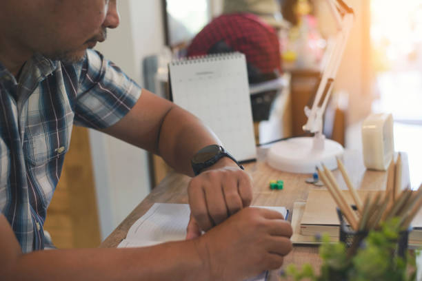 trabajador que revisa la hora y mira el reloj de pulsera en la oficina en casa. joven empresario viendo reloj para trabajar y apuntar a smartwatch. tiempo de espera para el concepto de reunión de citas. - deadline urgency calendar women fotografías e imágenes de stock