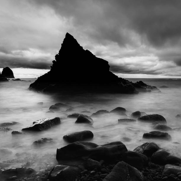 tiro dramático de longa exposição de ondas de rochas marinhas e céu nublado, prefeitura de shizuoka, japão - black and white landscape square long exposure - fotografias e filmes do acervo