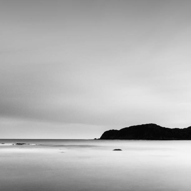 longa exposição de pilhas de mar e água, prefeitura de shizuoka, japão - black and white landscape square long exposure - fotografias e filmes do acervo