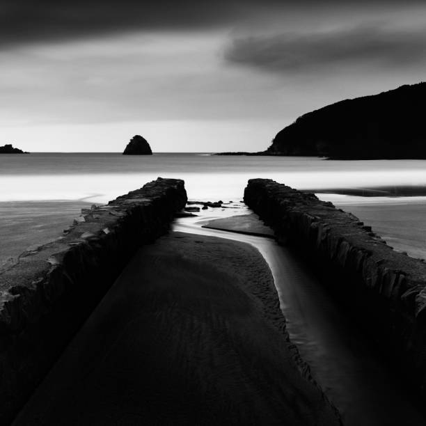 tiro dramático de longa exposição de ondas de rochas marinhas e céu nublado, prefeitura de shizuoka, japão - black and white landscape square long exposure - fotografias e filmes do acervo