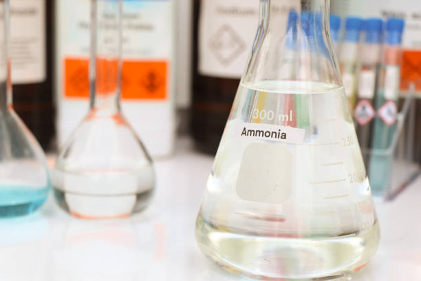 ammoniak im glas, chemikalie im labor - fabric swatch fotos stock-fotos und bilder