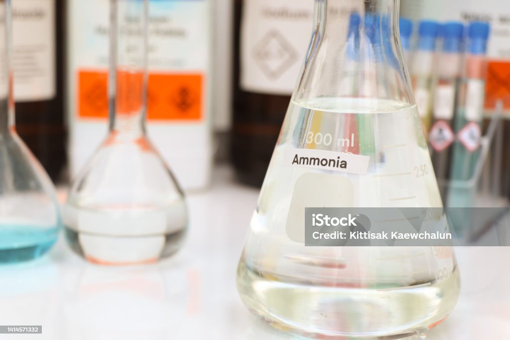 유리의 암모니아, 실험실의 화학 물질 - 로열티 프리 암모니아 스톡 사진