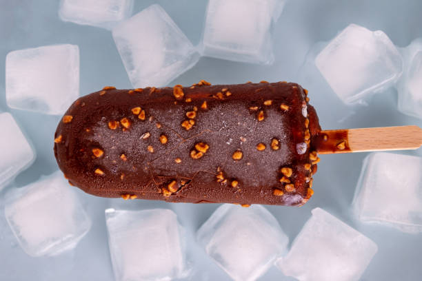 파란색 배경에 초콜릿과 아이스 큐브의 팝시클, 클로즈업 - vanilla ice cream ice ice cream organic 뉴스 사진 이미지