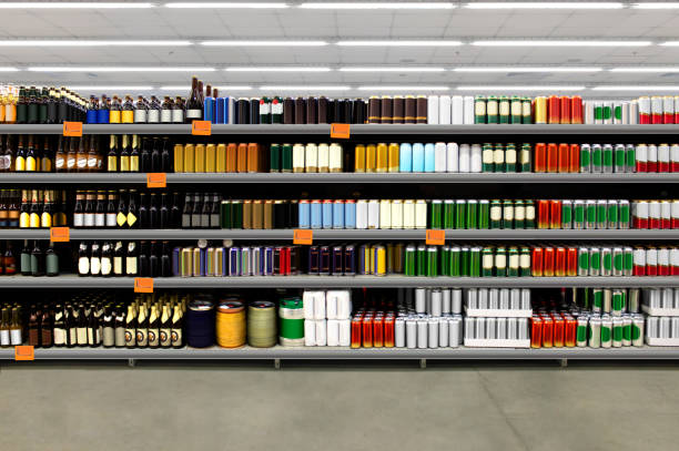 bottiglie di birra e lattine sullo scaffale grande - liquor store foto e immagini stock