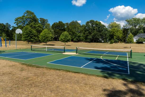 屋外公園での空のピクルボールコート青と緑のレクリエーションスポーツ。 - tennis ball ball isolated sport ストックフォトと画像