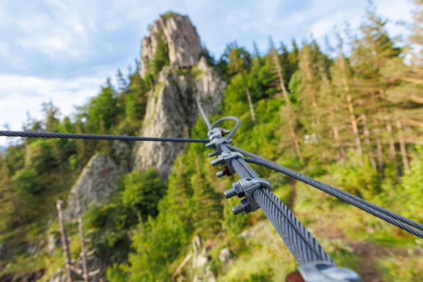 kabel mit befestigung mit schrauben und muttern von, im freien - chain flexibility strength cloud stock-fotos und bilder