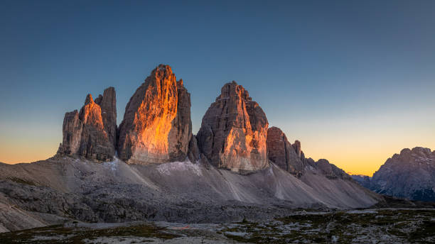 トレ・チメはイタリアのドロミテで日没時にピークを迎える - tre cime di lavaredo ストックフォトと画像