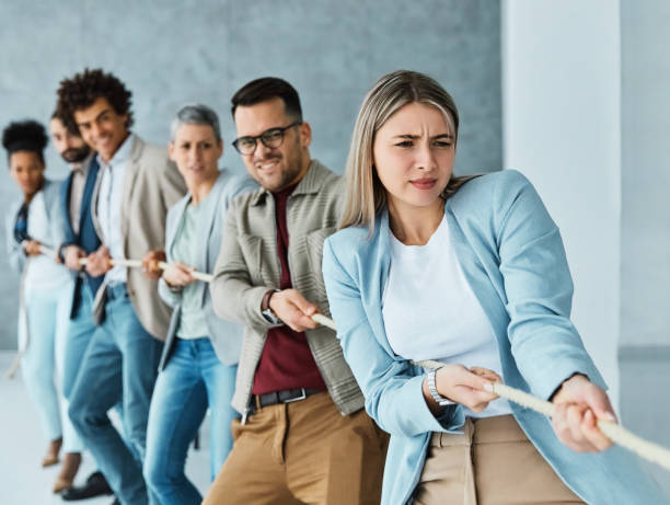 hombre de negocios hombre de negocios joven mujer mujer de oficina cuerda concepto competencia tirar fuerza desafío trabajo en equipo esfuerzo tirando rivalidad poder lucha determinación logro startup - lucha de la cuerda fotografías e imágenes de stock