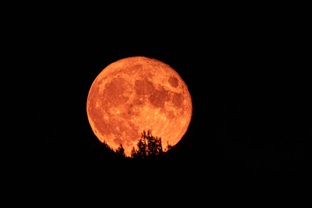 Super Moon of August 12, 2022 in the sky of Provence super moon montagne sainte victoire stock pictures, royalty-free photos & images