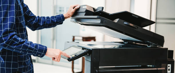 stampante fotocopiatrice, close up hand office man premere il pulsante copia sul pannello per utilizzare la fotocopiatrice o fotocopiatrice per la scansione di documenti stampando un foglio di carta. - inkjet foto e immagini stock