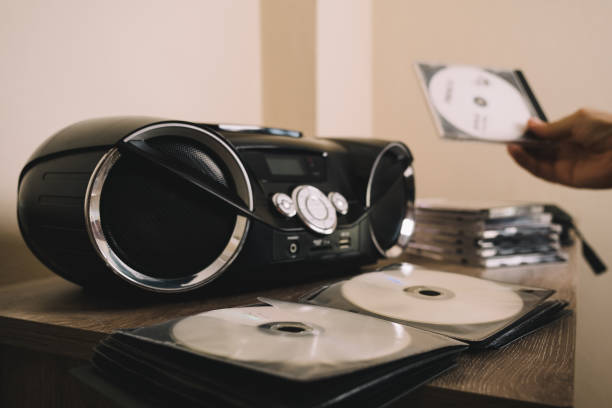 cdプレーヤーのテープとcd、cdをテープに挿入するモデル - cd player ストックフォトと画像
