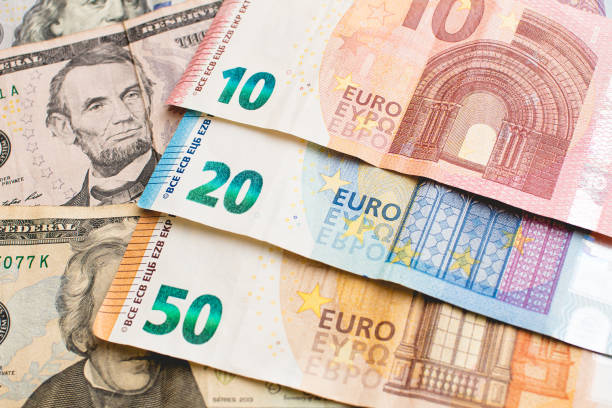 us-dollar-banknoten und euro-banknoten der europäischen union. finanzen, wirtschaft, internationales geschäft, devisen- und reisebudgetkonzepte. - currency exchange currency european union currency dollar stock-fotos und bilder