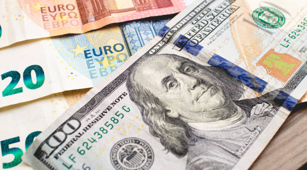 us-dollar-banknoten und euro-banknoten der europäischen union. finanzen, wirtschaft, internationales geschäft, devisen- und reisebudgetkonzepte. - currency exchange currency european union currency dollar stock-fotos und bilder