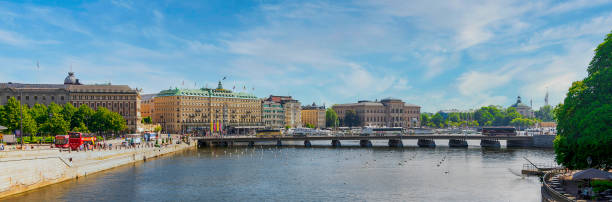 vista panoramica di stromkajen che si affaccia sul ponte di strombron dal fiume norrstrom, stoccolma, svezia - stockholm panoramic bridge city foto e immagini stock