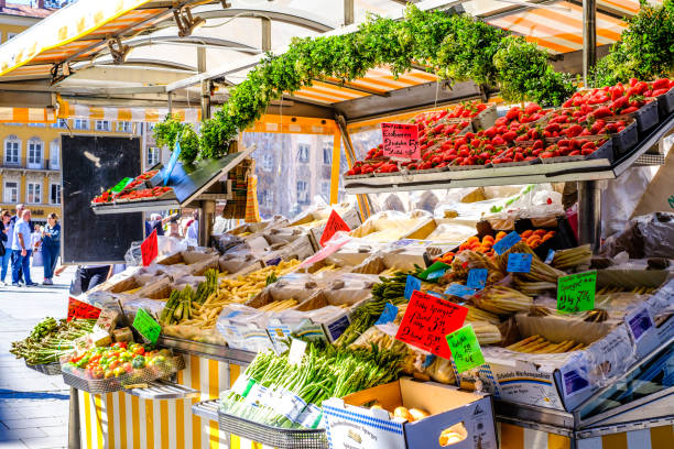 barraca de frutas típicas na cidade velha de munique - fruitstand - fotografias e filmes do acervo