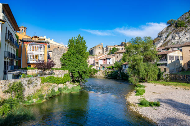 old spanish town and river - navarra imagens e fotografias de stock