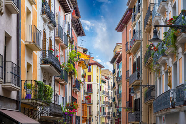 pamplona, españa casas coloridas en calle estrecha - row house architecture tourism window fotografías e imágenes de stock