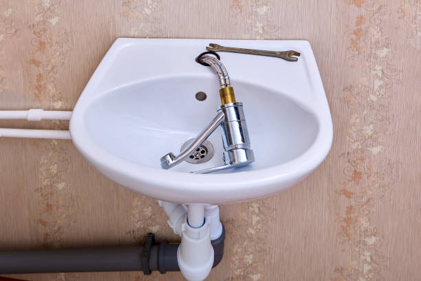 il rubinetto dell'acqua a leva singola è montato sul lavandino in bagno. - bathroom water pipe faucet sink foto e immagini stock