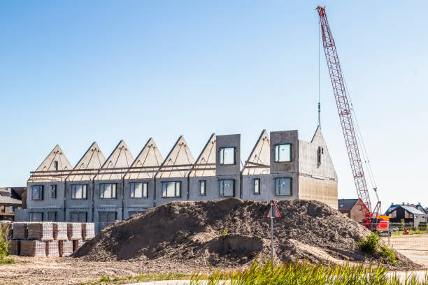 bau neuer häuser in einem neuen wohngebiet. - bauwerk stock-fotos und bilder