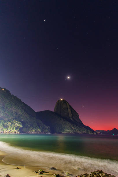 planetenausrichtung im morgengrauen am roten strand von urca in rio de janeiro, brasilien - urca stock-fotos und bilder