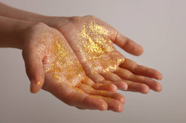 glitter d'oro sulle mani. gratitudine, magia, polvere di stelle, concetto di spiritualità - destinies foto e immagini stock