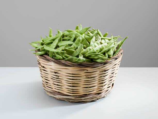 The green beans in wicker basket
