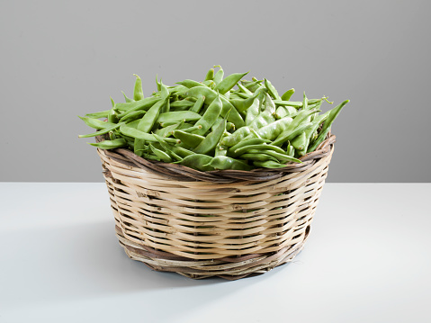 The green beans in wicker basket