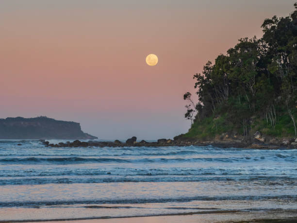 istock Strawberry Moon - Full Moon Rising 1414673989