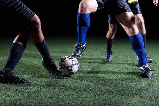 giocatori di calcio affrontare sul campo, sezione inferiore - soccer socks foto e immagini stock