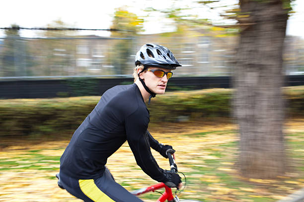 ciclista em movimento - cycling vest imagens e fotografias de stock