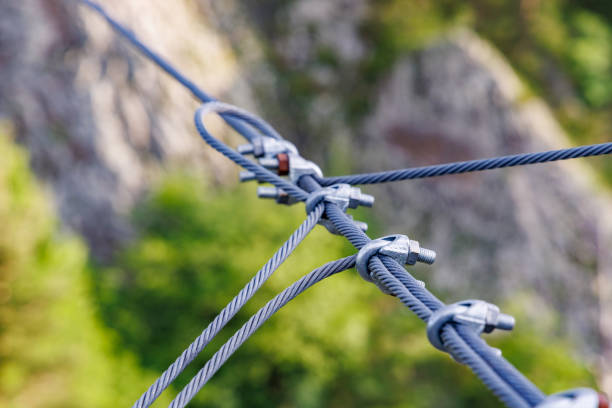 kabel mit befestigung mit schrauben und muttern von, im freien - chain flexibility strength cloud stock-fotos und bilder