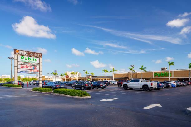 photo of publix supermarket hallandale beach fl - publix imagens e fotografias de stock