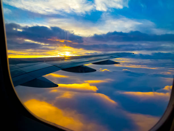 vista dell'aereo al tramonto - wing airplane window sunset foto e immagini stock