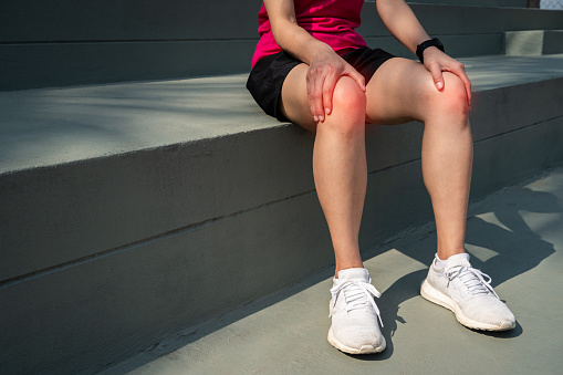 Knee pain while running is often due to runner's knee, IT band syndrome, and knee bursitis.