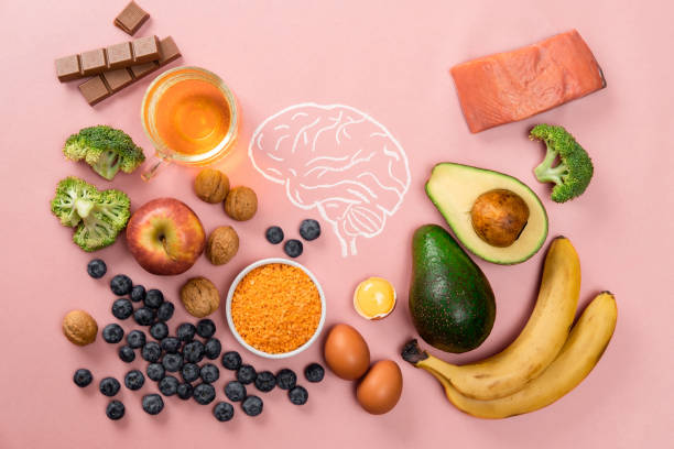 분홍색 배경에 뇌와 기억을위한 최고의 음식. 마음과 에너지 충전을위한 음식. 건강한 라이프 스타일. 공간을 복사합니다. 위쪽 보기 - food staple 뉴스 사진 이미지