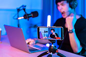 videospiele-auf-dem-smartphone-spielen-junger-asiatischer-gutaussehender-mann-der-auf-dem.jpg?b=1&s=170x170&k=20&c=A6Qi5NsyY3MaemgTUAXUBS0h2IJsNh1kF1rq2gCQgjk=