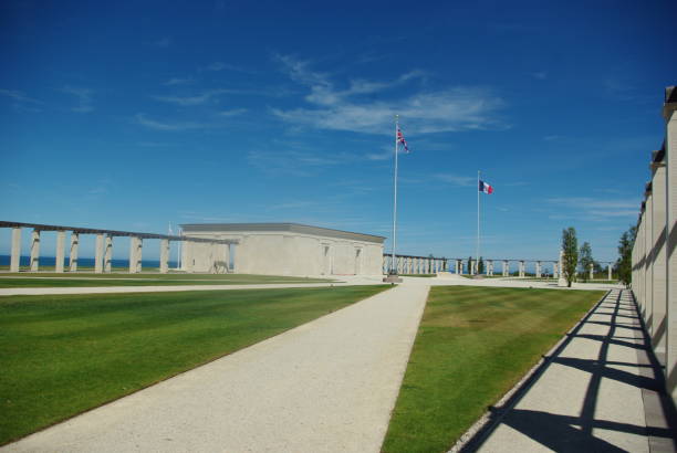 denkmal für die britische normandie in der nähe des dorfes ver-sur-mer in der normandie, frankreich - iwo jima stock-fotos und bilder