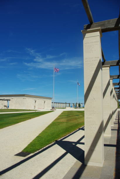 memorial da normandia britânica perto da vila de ver-sur-mer na normandia, frança - iwo jima - fotografias e filmes do acervo