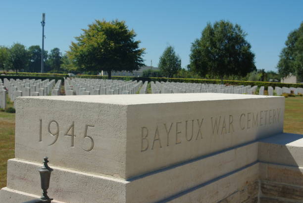 eingang bayeux war cemetery in der normandie - iwo jima stock-fotos und bilder