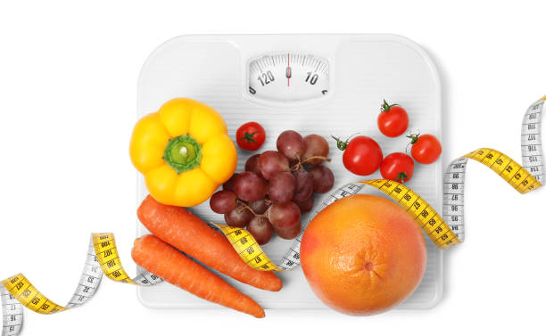 スケール、健康食品、白い背景に測定テープ、トップビュー - instrument of measurement vegetable measuring exercising ストックフォトと画像