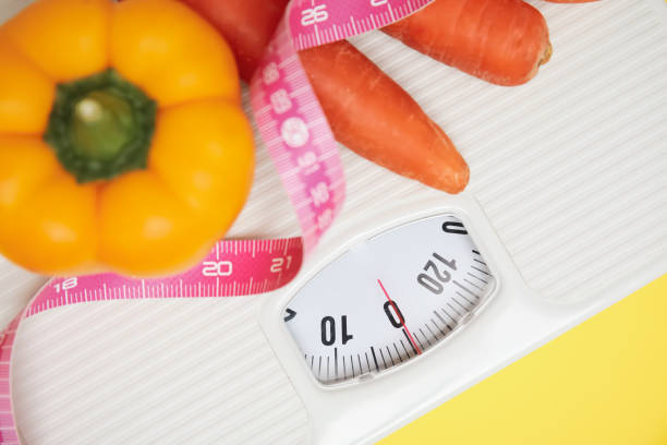 黄色の背景にスケール、野菜、測定テープ、上面図 - instrument of measurement vegetable measuring exercising ストックフォトと画像