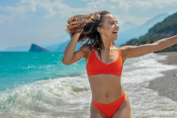 femme s’amusant à courir sur la plage pendant l’été - turkey black sea coast photos et images de collection