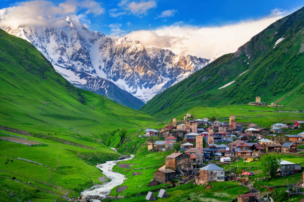 shkhara 산, 어퍼 스바네티, 조지아의 기슭에있는 ushguli 마을. - 코카서스 뉴스 사진 이미지