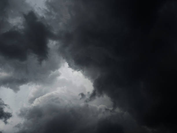 der himmel ist voller dunkler wolken bei schlechtem wetter vor einem gewitter. - cyclone stock-fotos und bilder