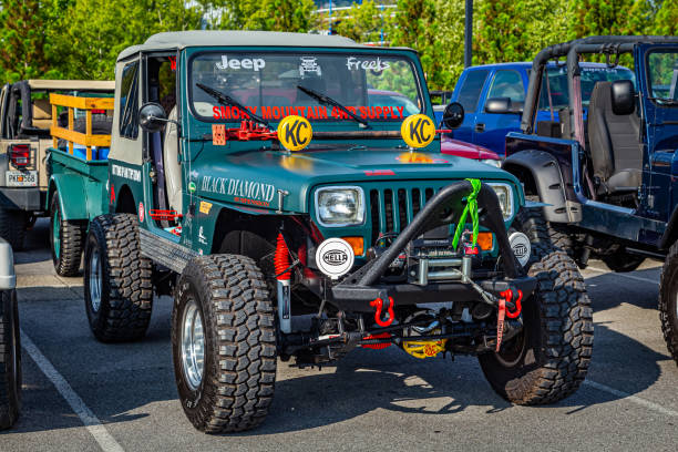 modified jeep wrangler yj soft top - editorial sports utility vehicle car jeep imagens e fotografias de stock