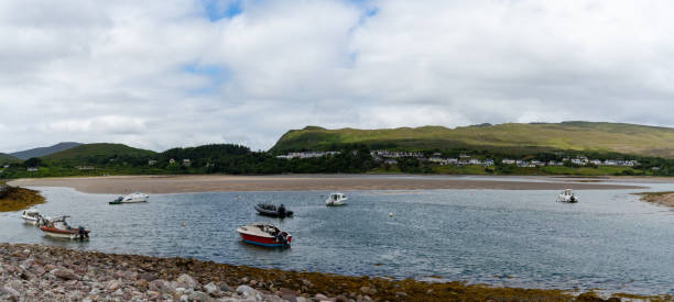 paysage panoramique du village et du port de mulranny dans le comté de mayo de l’ouest de l’irlande - county mayo ireland photos et images de collection