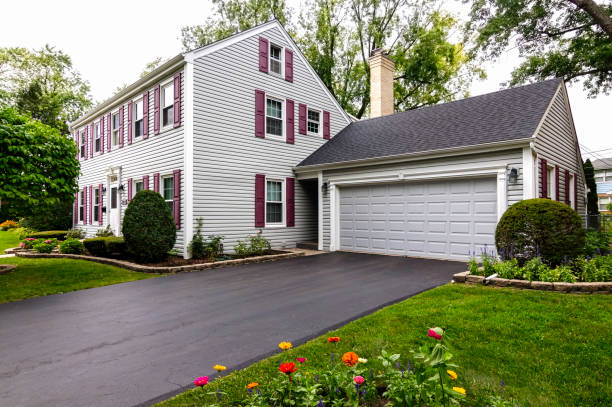 saltbox colonial - driveway photos et images de collection