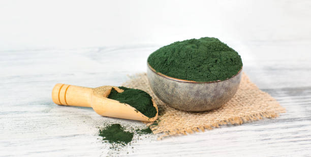 그릇에 스피루리나 조류 분말, 해독을위한 대체 의학, 항산화 식품 성분 - chlorella 뉴스 사진 이미지